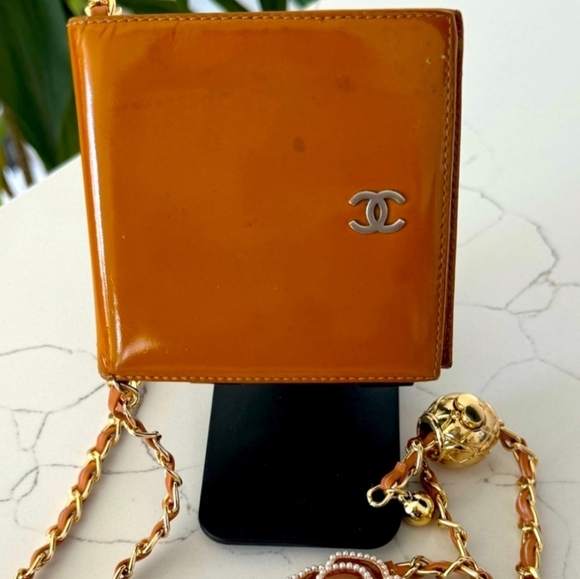 CHANEL CC Logo Bifold Wallet Tan Leather France Vintage w Gold Crossbody Chain - Picture 1 of 8